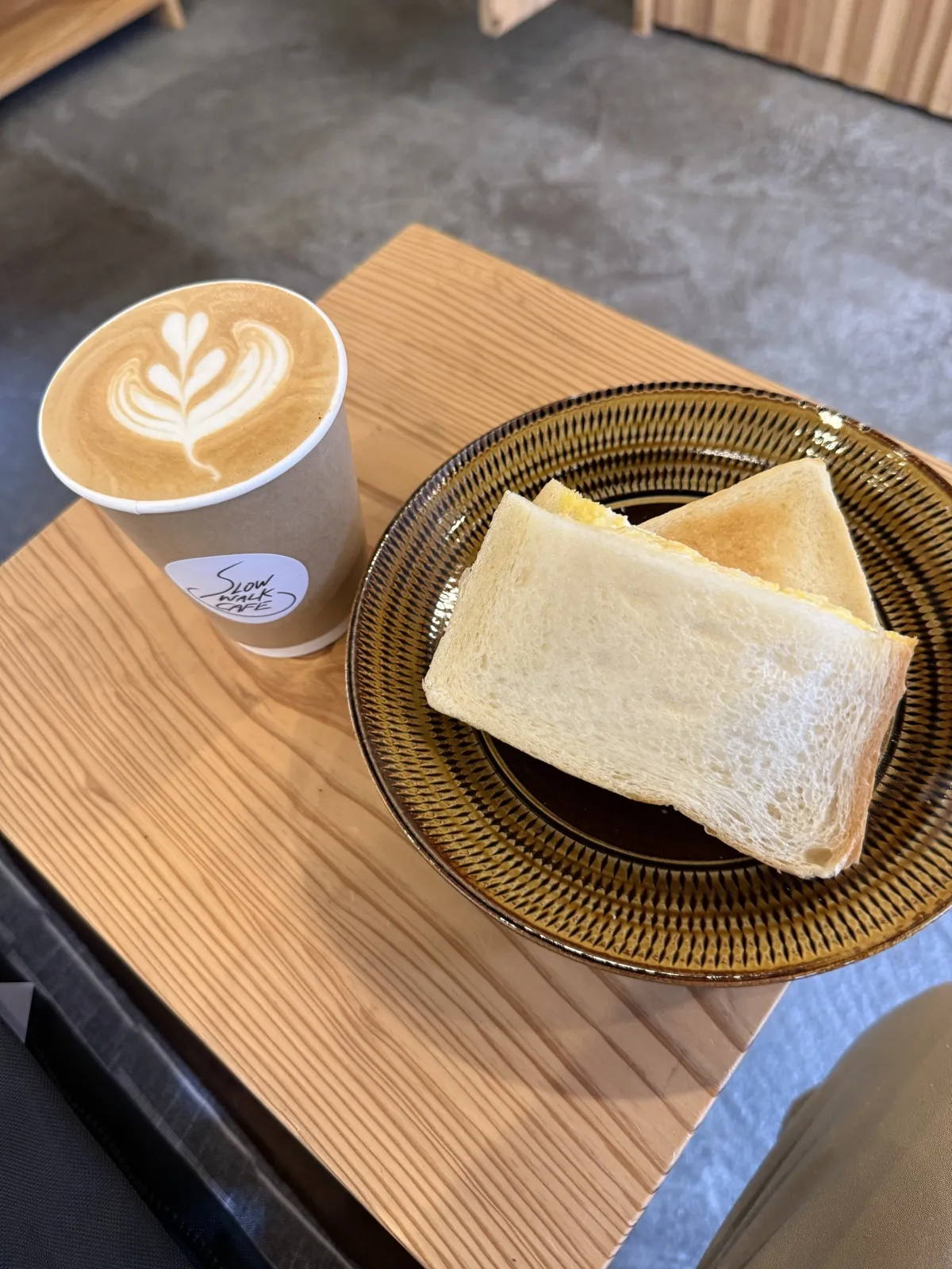 黒川温泉のカフェ SLOW WALK CAFE｜朝8時から、本格コーヒーとカヌレの朝時間
