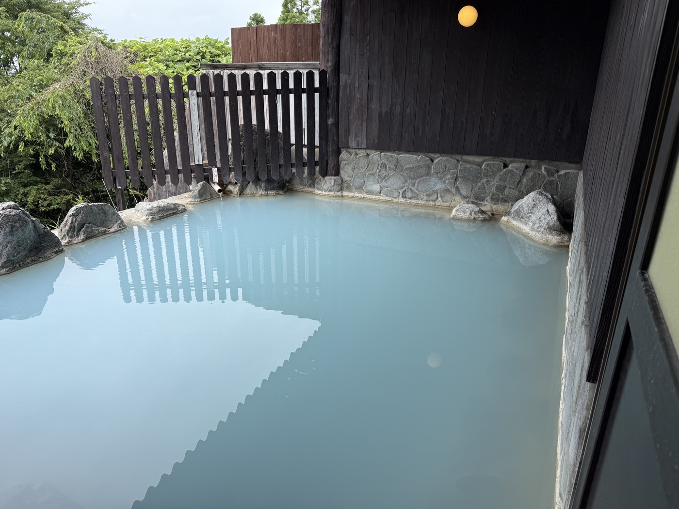 豊礼の湯のコバルトブルーの露天風呂(別アングル)