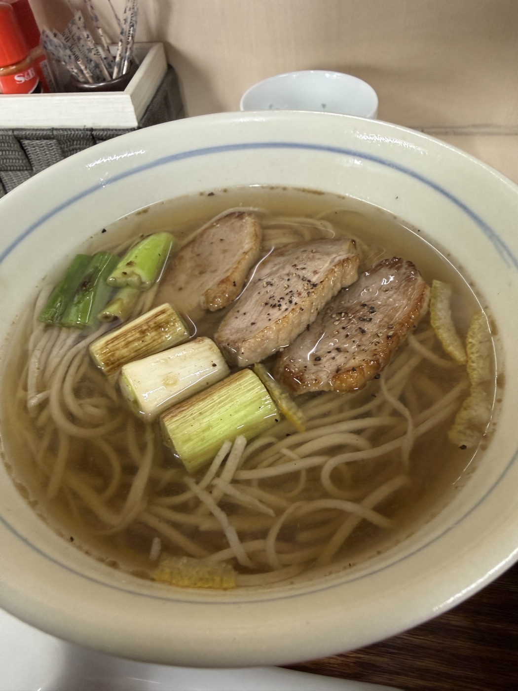 鴨肉と焼きネギがのった鴨南蛮そばのアップ